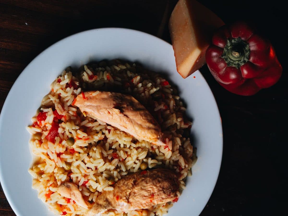 Arroz con pollo servido en una fuente, foto real sin retocar